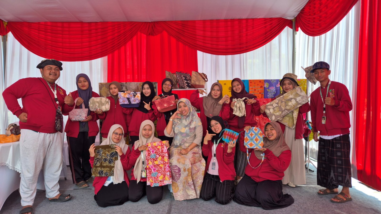 kolaborasi mahasiswa kpm dengan batik bawngan