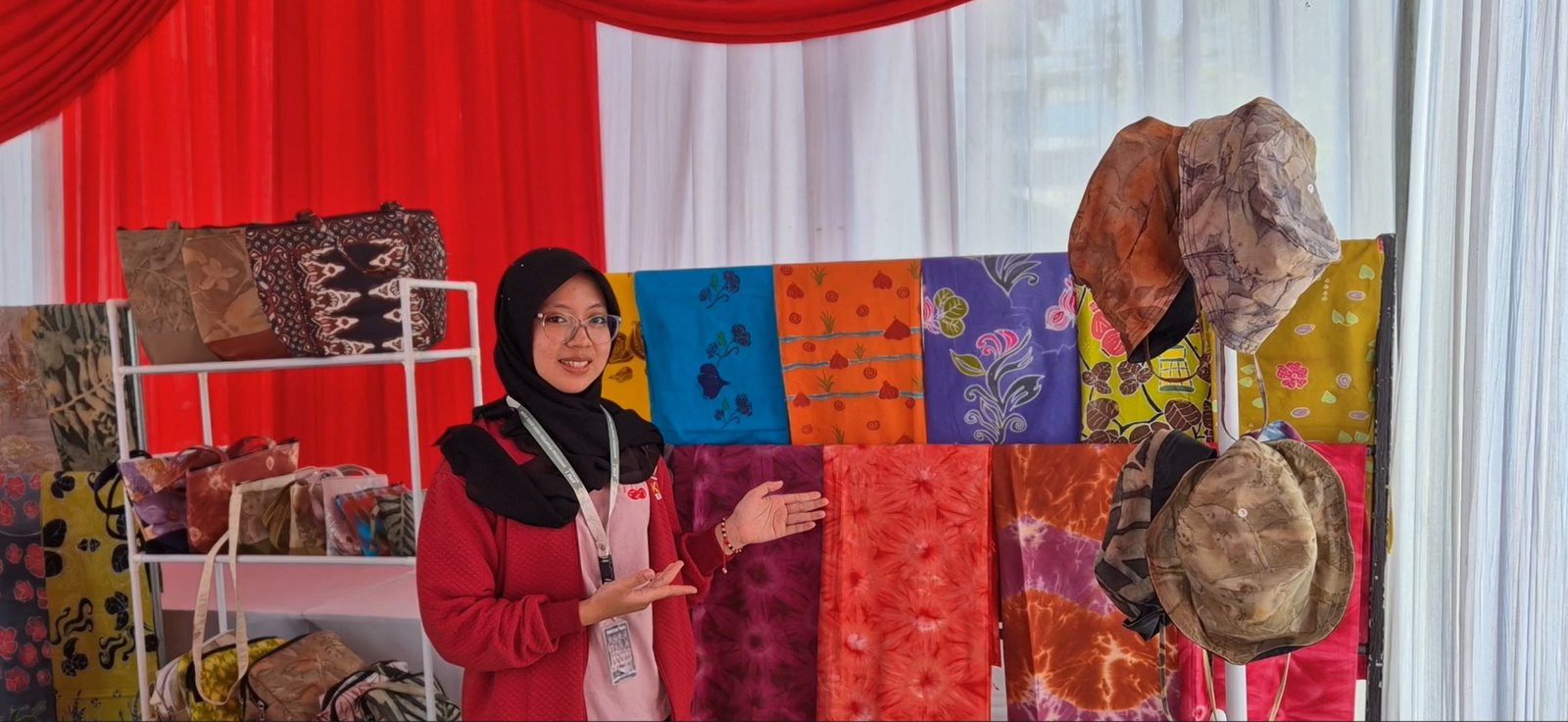 mahasiswa kkn unipdu kolaborasi bersama gallery batik bawangan di acara disbudpar